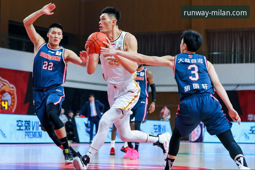 米兰球员名单安卓版 上海男篮豪取12连胜实战解析:新手如何利用体育平台高效复盘比赛